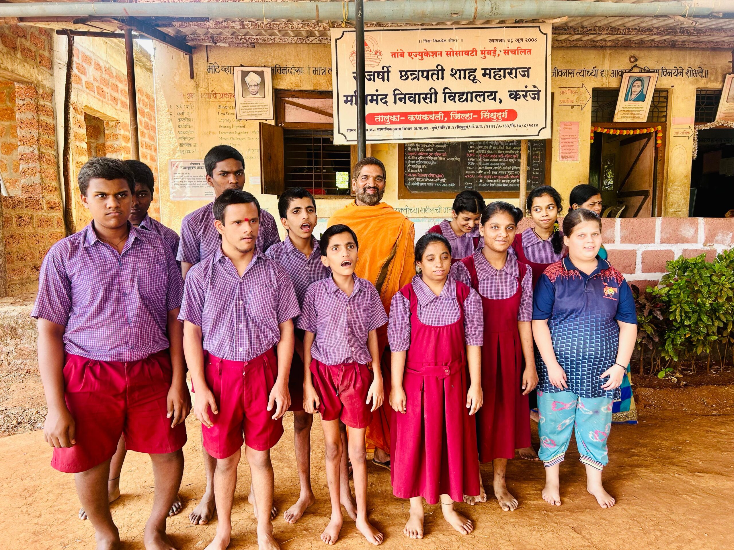 मतिमंद निवासी विद्यालयामध्ये श्री स्वामी समर्थ प्रकट दिना निमित्त अन्नदान सेवा. ३१_०३_२०२५ (2)