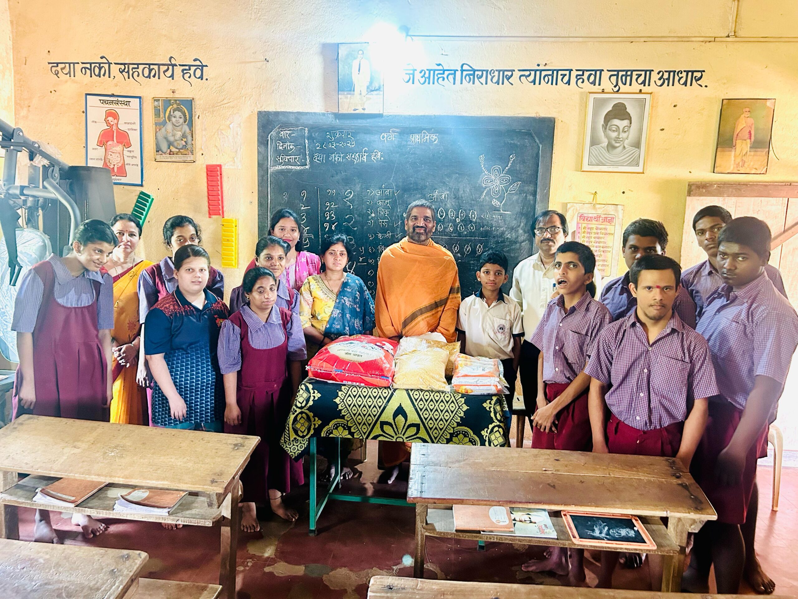 मतिमंद निवासी विद्यालयामध्ये श्री स्वामी समर्थ प्रकट दिना निमित्त अन्नदान सेवा. ३१_०३_२०२५ (3)